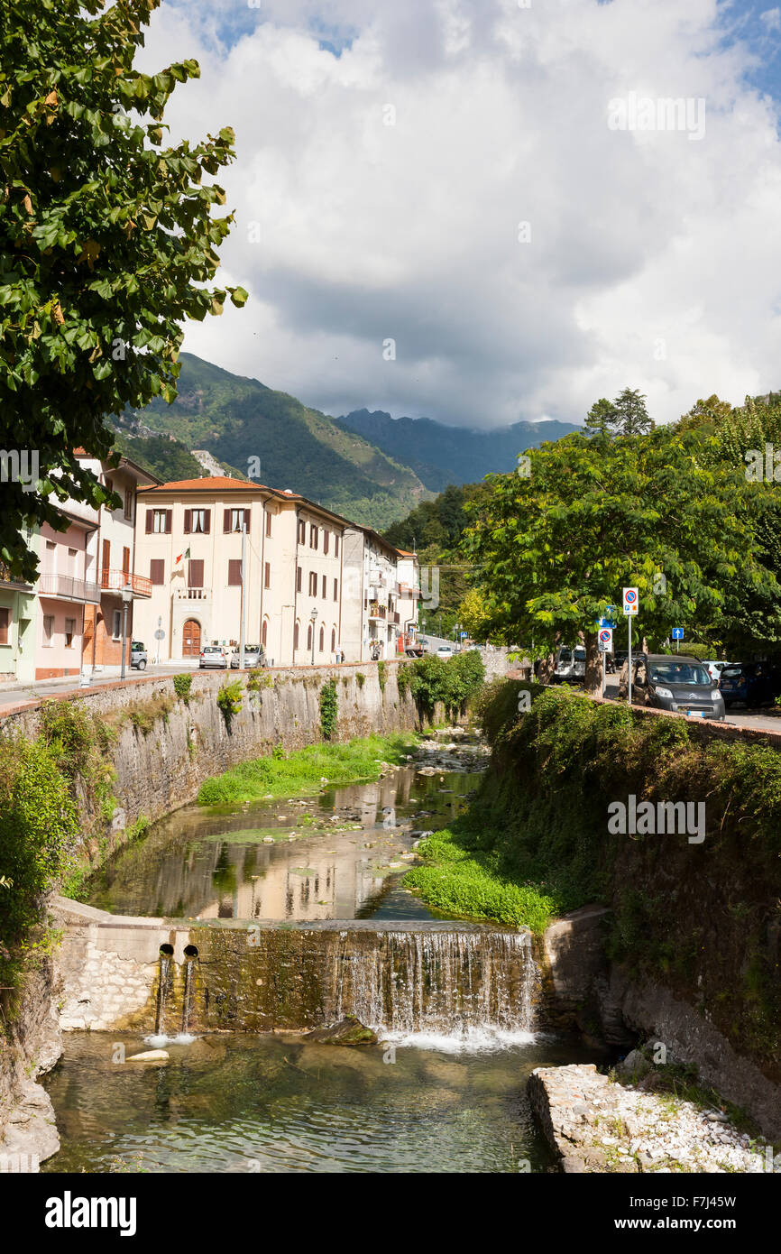 Fiume Versilia fliesst durch Seravezza, Toskana Stockfoto