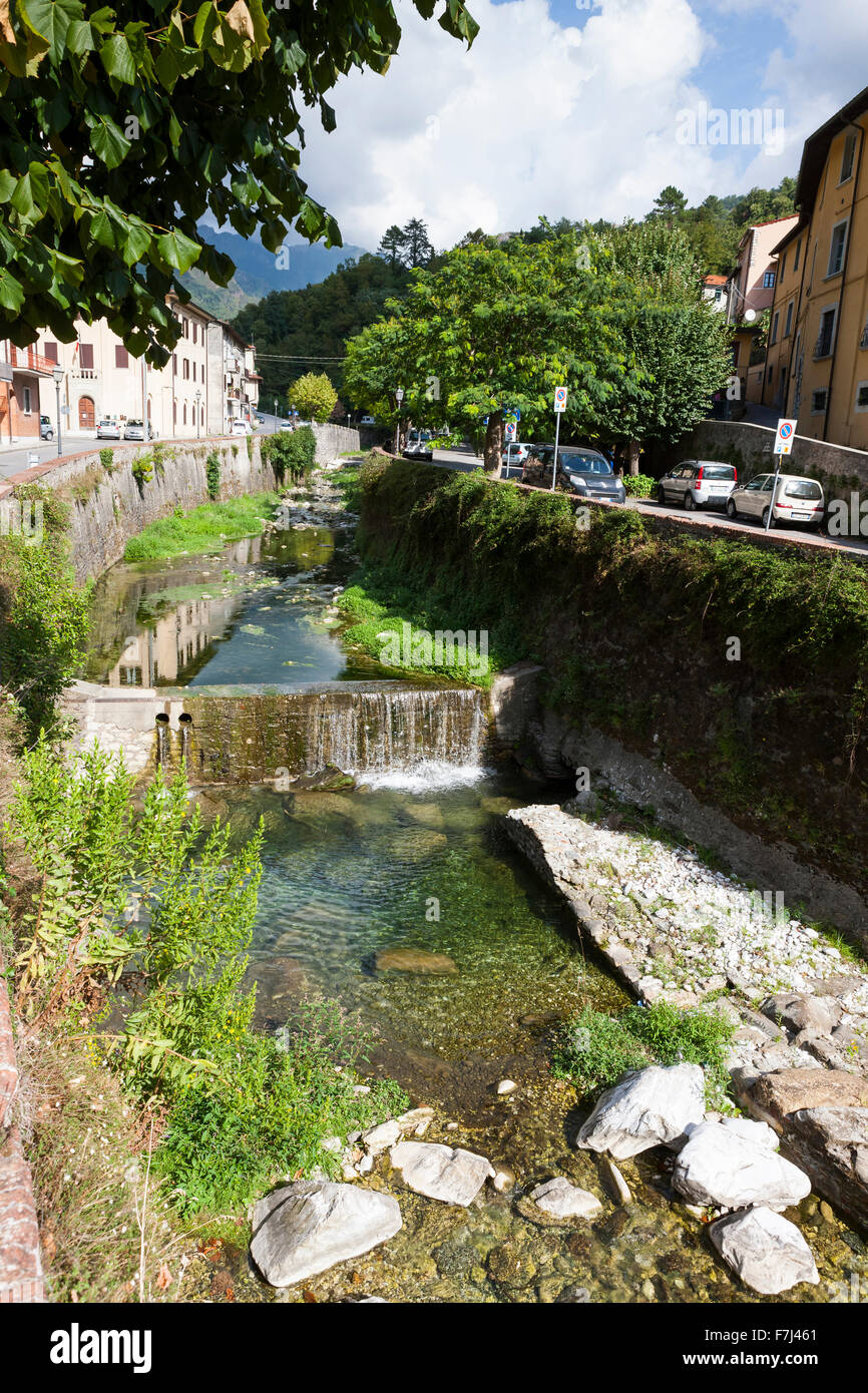 Fiume Versilia fliesst durch Seravezza, Toskana Stockfoto