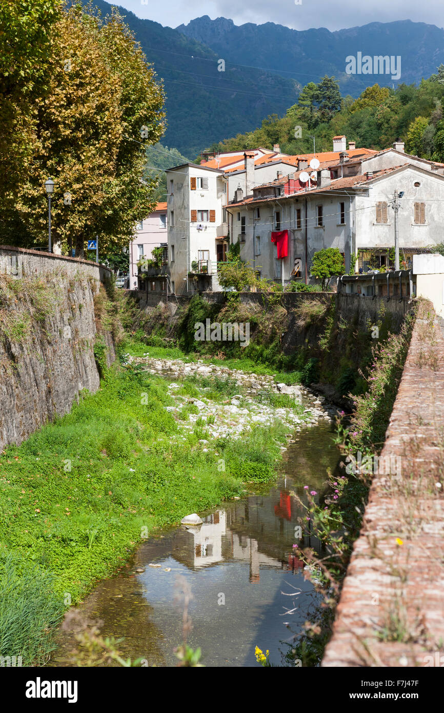 Der Fluss Vezza fließt durch die hübsche toskanische Stadt Seravezza, Toskana, Italien. Stockfoto
