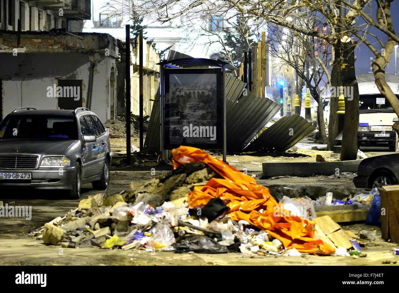 Pflaster in zentralen Baku, der Hauptstadt Aserbaidschans, mit Bergen von Müll, Auto und Bau darauf Stockfoto