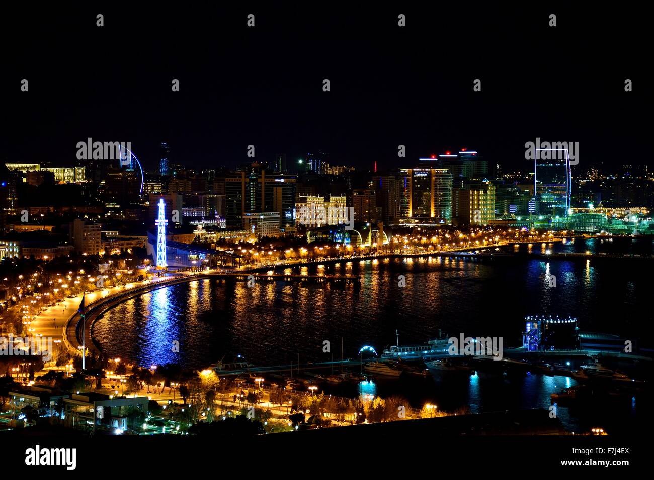 Hohe Sicht auf die Bucht und das Caspain Meer in der Nacht, in Baku, der Hauptstadt von Aserbaidschan Stockfoto