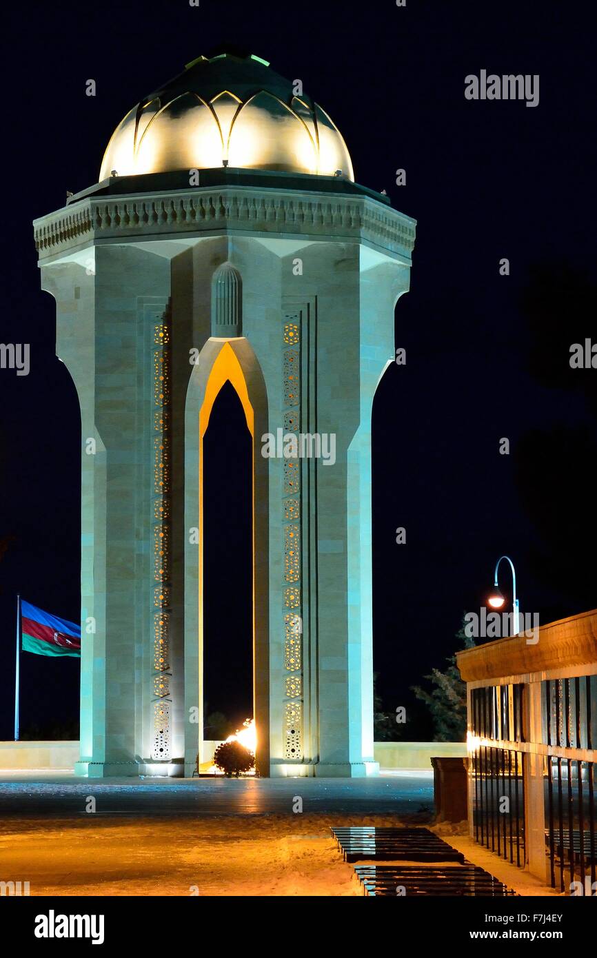 Denkmal in Baku, der Hauptstadt Aserbaidschans, zu denen am 20. Januar 1990, mit einem Mann, die Silhouette und Blick auf ein Grab getötet Stockfoto