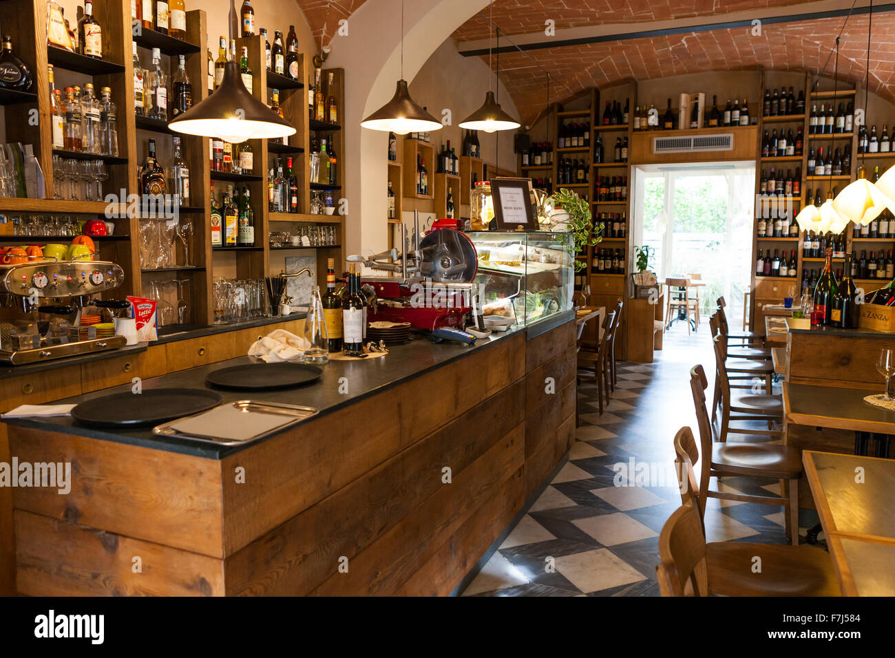 Weinkeller und Sammlung, Buca dell'Omo Selvatica Restaurant, Seravezza, Toskana, Italien. Stockfoto