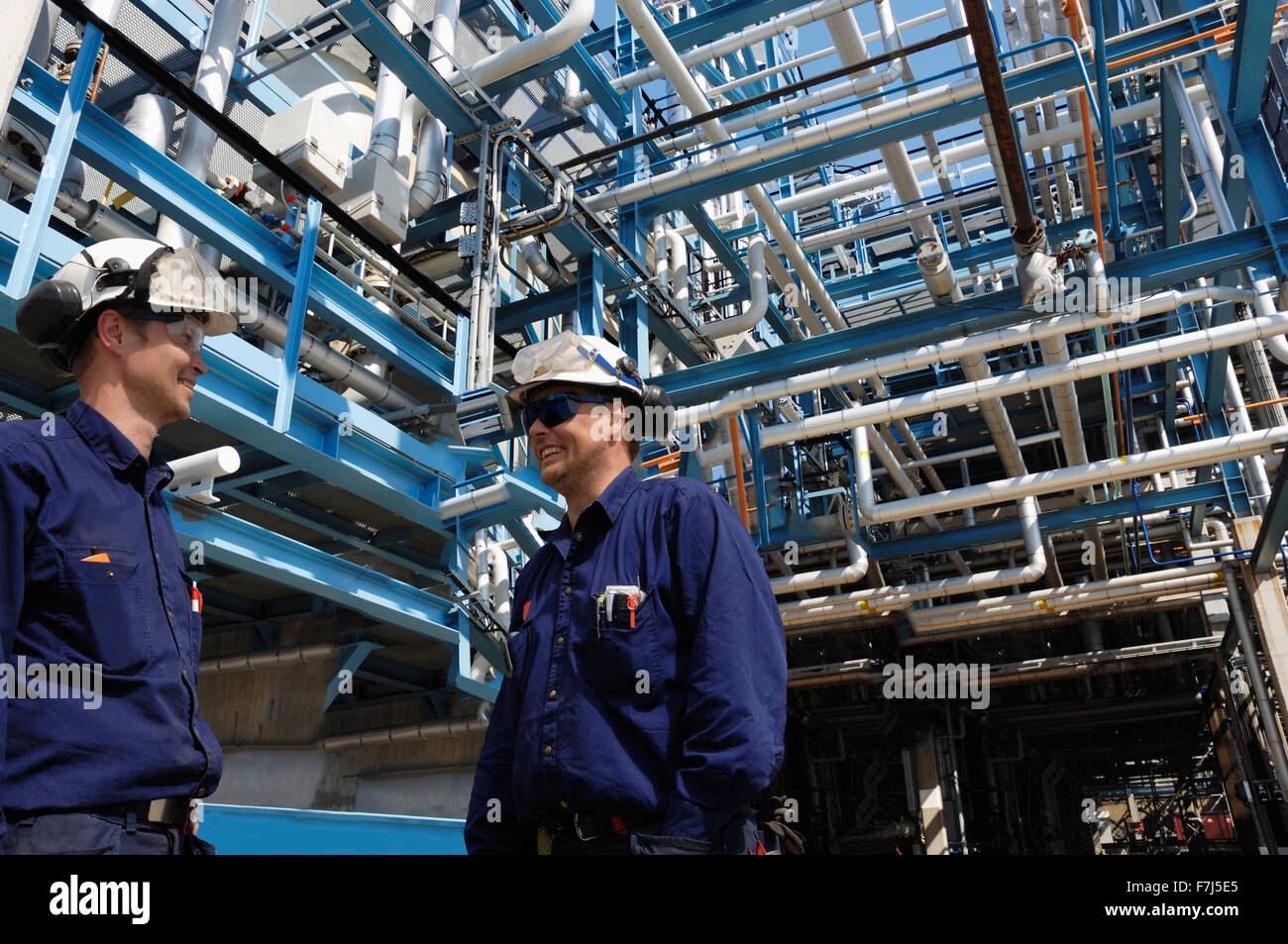 Öl und Gas Arbeiter innen Raffinerie indiustry Stockfoto