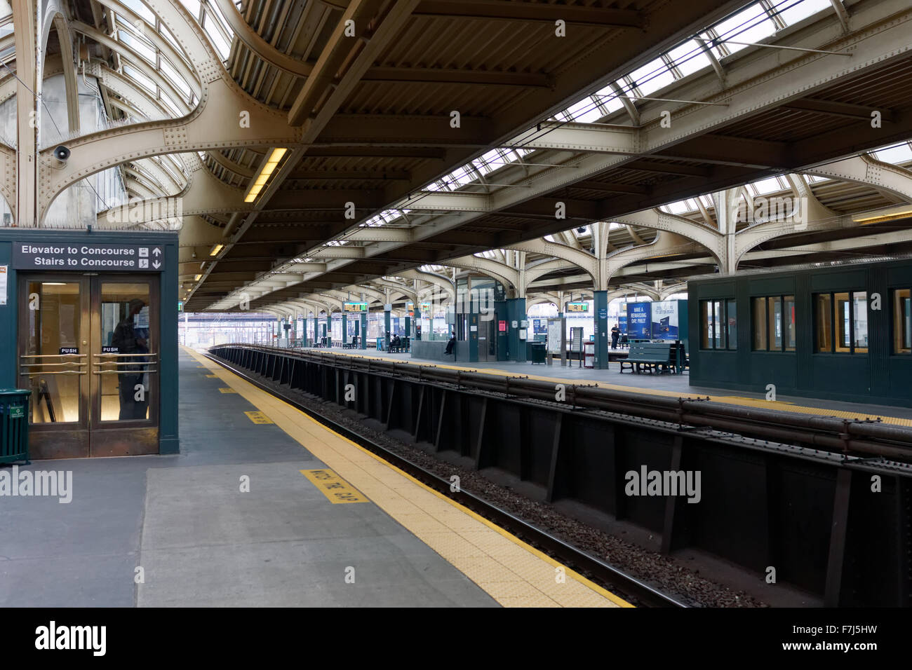 30th Street Station in Philadelphia, Pennsylvania dient s s-Bahnen und Züge des Fernverkehrs. Stockfoto