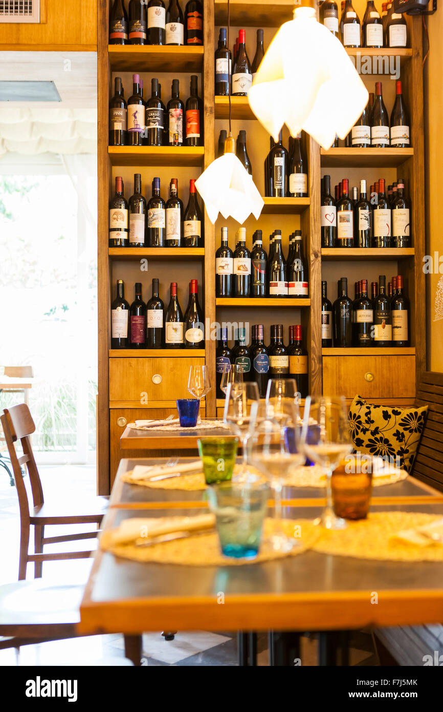 Weinkeller und Sammlung, Buca dell'Omo Selvatica Restaurant, Seravezza, Toskana, Italien. Stockfoto