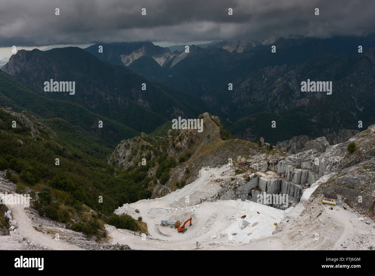 Bagger arbeiten. Marmorbrüche der Apuanischen Alpen, am Steinbruch Passo del Vestito, Toskana, Italien Stockfoto