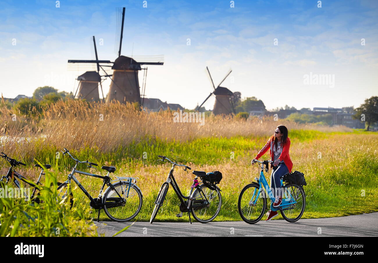 Querformat mit Windmühlen und Fahrräder - Kinderdijk, Holland-Niederlande Stockfoto