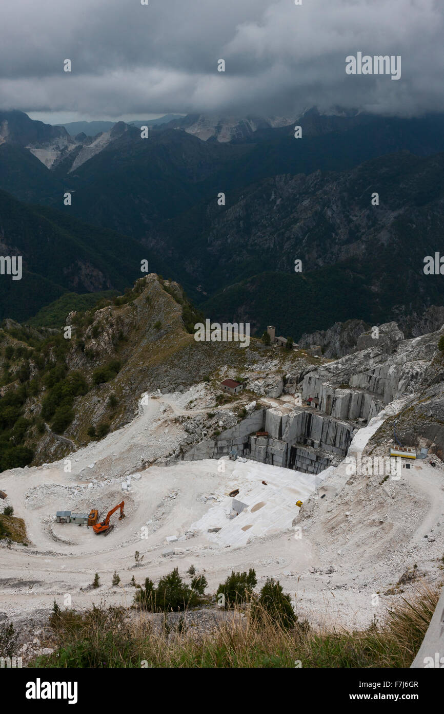 Bagger arbeiten. Marmorbrüche der Apuanischen Alpen, am Steinbruch Passo del Vestito, Toskana, Italien Stockfoto