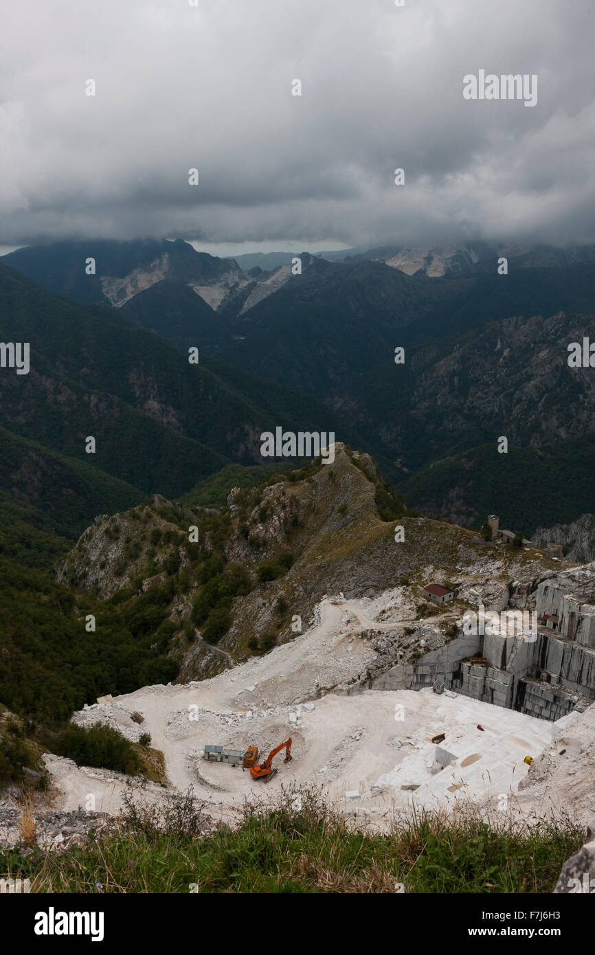 Bagger arbeiten. Marmorbrüche der Apuanischen Alpen, am Steinbruch Passo del Vestito, Toskana, Italien Stockfoto