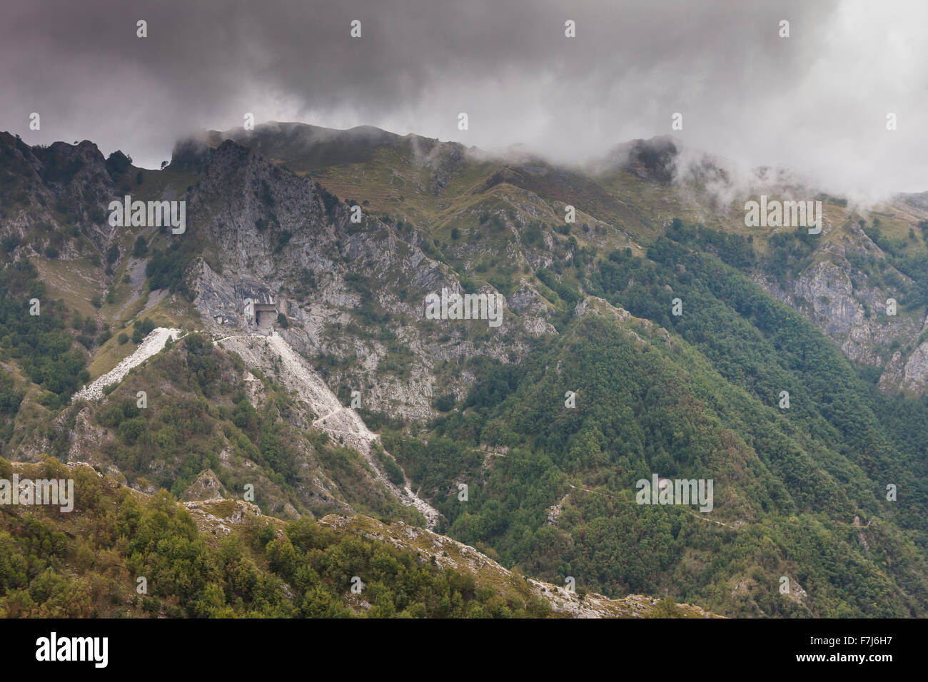 Marmorbrüche der Apuanischen Alpen, von der Via dei Colli, Toskana, Italien. Eine kleine Bearbeitungen schafft ein unverwechselbares Wahrzeichen. Stockfoto