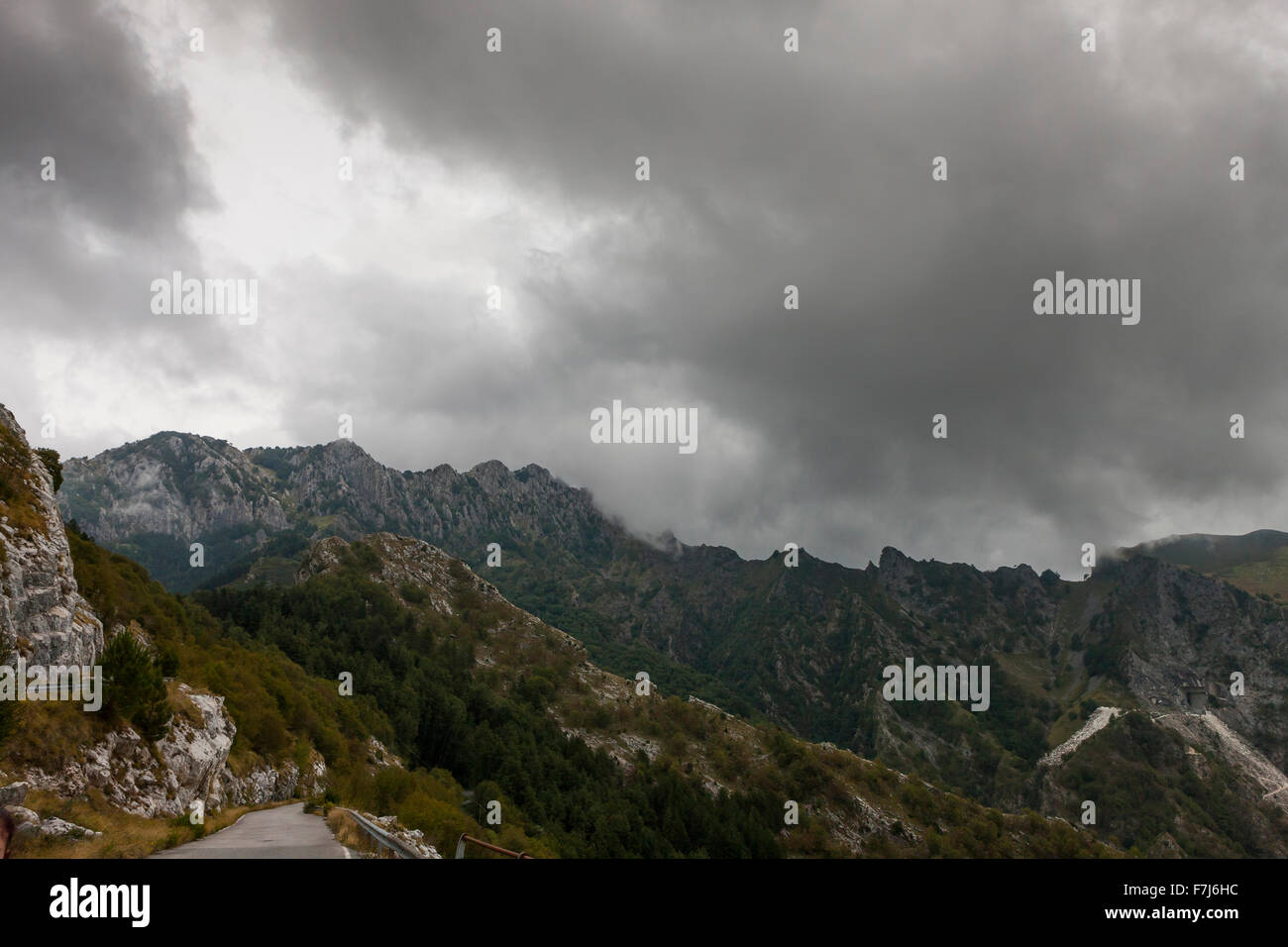 Marmorbrüche der Apuanischen Alpen, von der Via dei Colli, Toskana, Italien. Eine kleine Bearbeitungen schafft ein unverwechselbares Wahrzeichen. Stockfoto