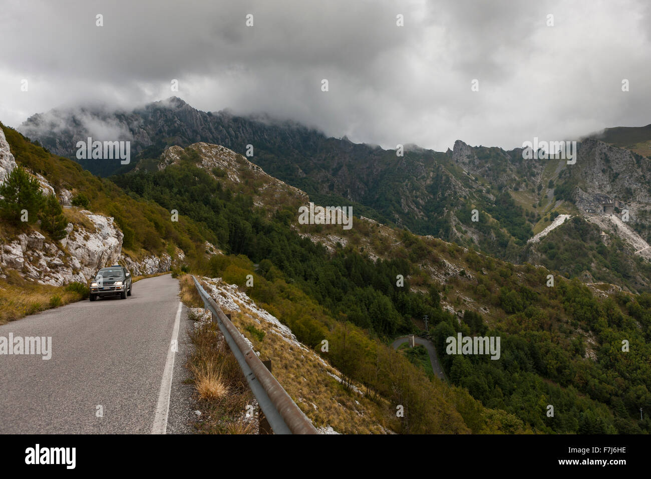 Marmorbrüche der Apuanischen Alpen, von der Via dei Colli, Toskana, Italien. Eine kleine Bearbeitungen schafft ein unverwechselbares Wahrzeichen. Stockfoto