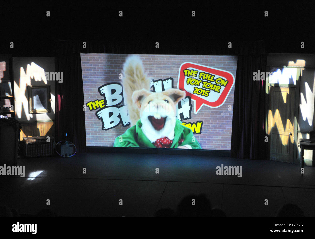 Basil Brush "Auf Fox Tour 2015" in Solihull Arts Komplex mit: Atmosphäre wo: Solihull, Großbritannien wenn: 31. Oktober 2015 Stockfoto