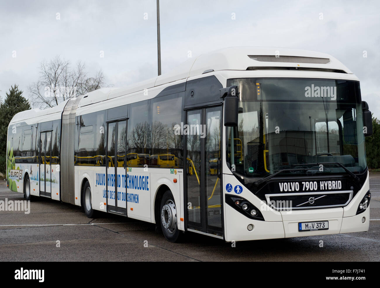 Berlin, Deutschland. 1. Dezember 2015. Die neue Volvo Hybrid Gelenkbus, der  Berliner Verkehrsbetriebe BVG, bei einer Testfahrt in Berlin, Deutschland,  1. Dezember 2015 gehören. Der Bus wird auf der Route TXL Flughafen