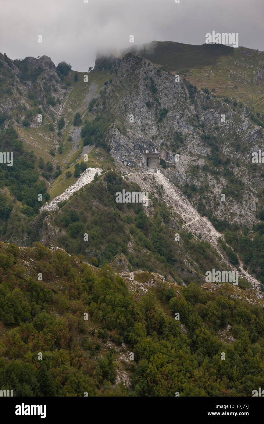 Marmorbrüche der Apuanischen Alpen, von der Via dei Colli, Toskana, Italien. Eine kleine Bearbeitungen schafft ein unverwechselbares Wahrzeichen. Stockfoto