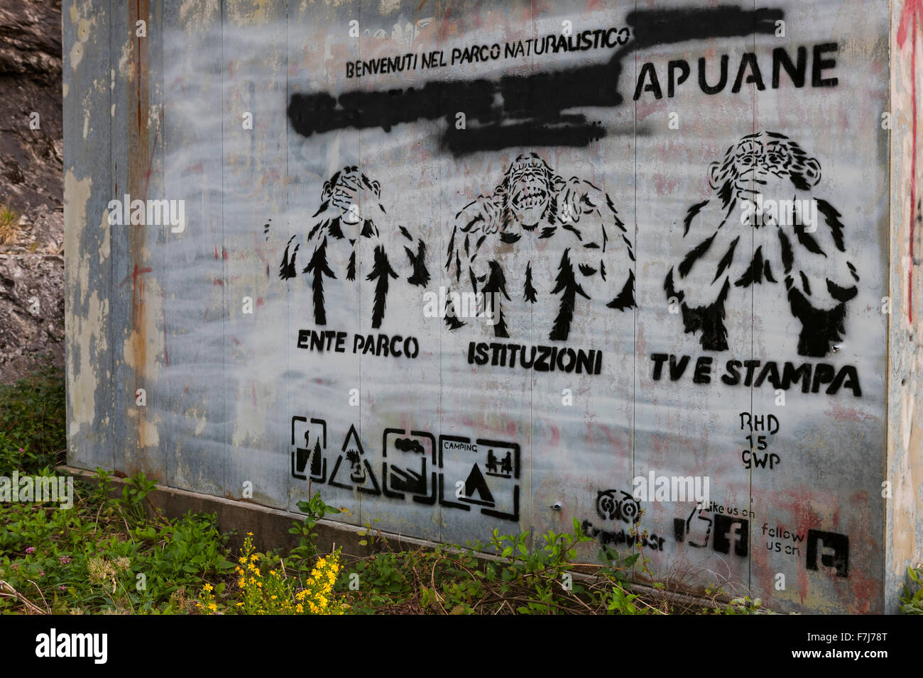 Lokale politische Graffiti auf einem verlassenen Gebäude, Via dei Colli Straße, Toskana, Italien. Stockfoto