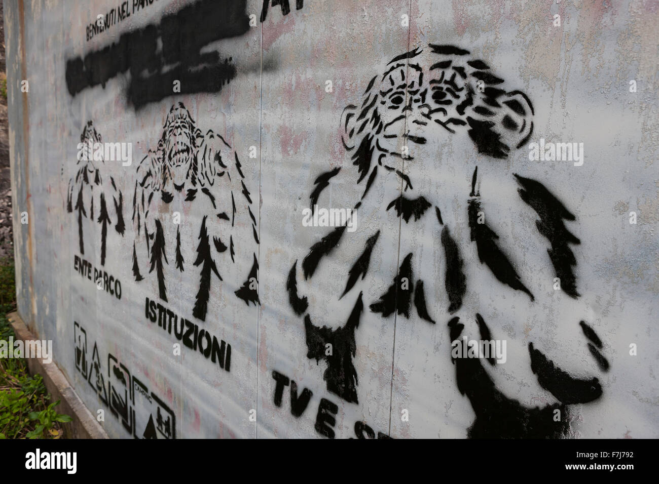 Lokale politische Graffiti auf einem verlassenen Gebäude, Via dei Colli Straße, Toskana, Italien. Stockfoto