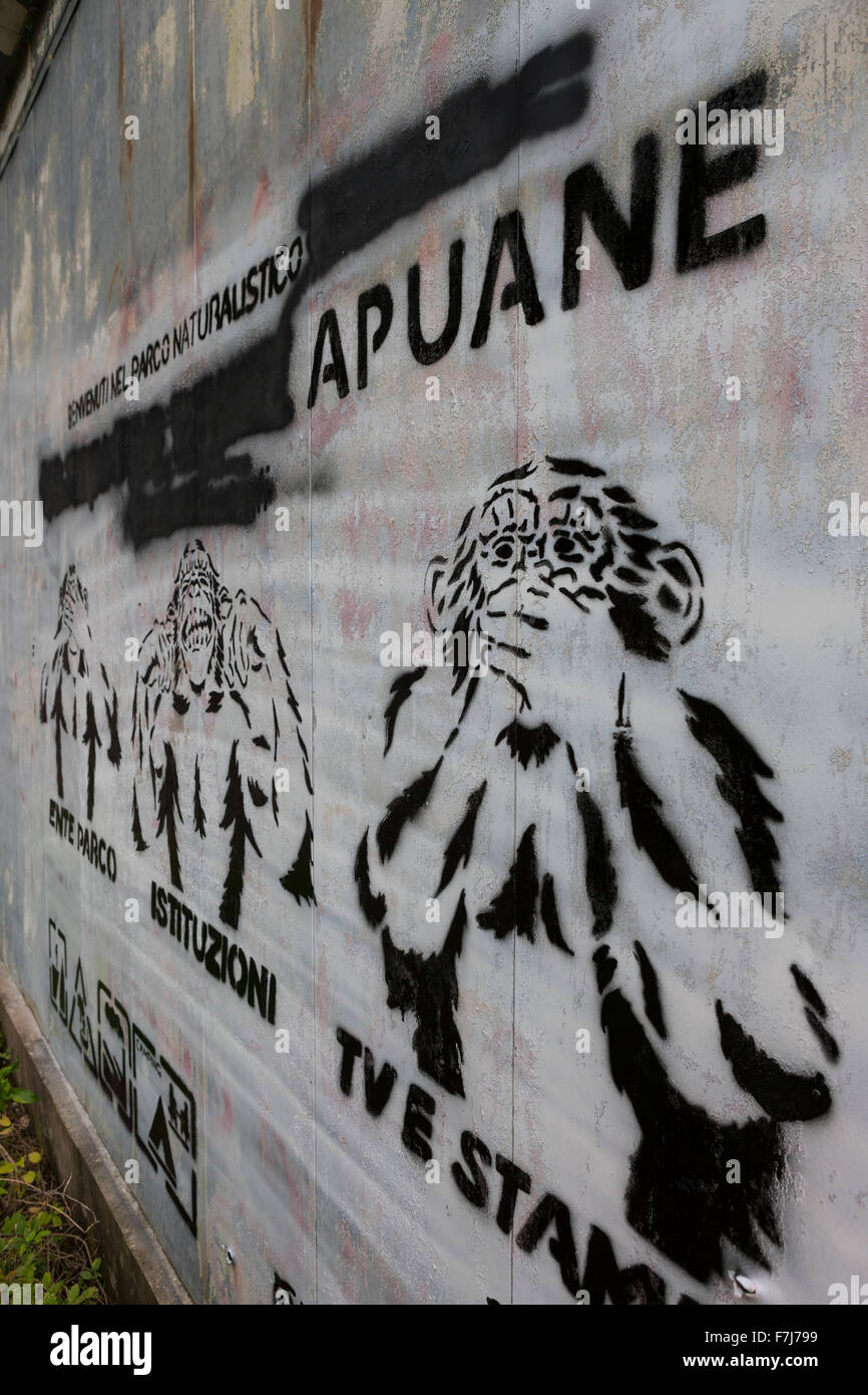 Lokale politische Graffiti auf einem verlassenen Gebäude, Via dei Colli Straße, Toskana, Italien. Stockfoto