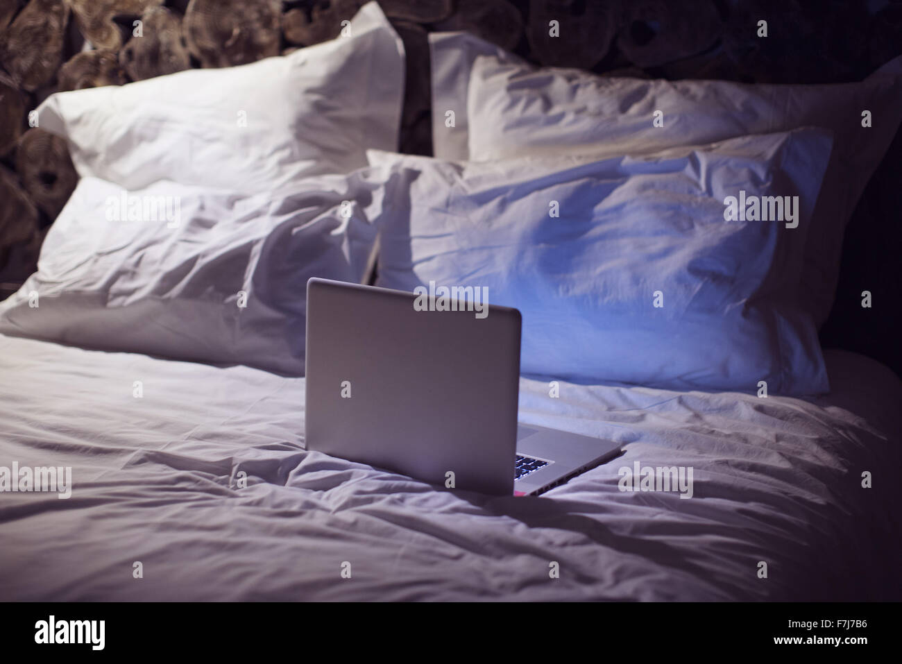 Laptop-Computer auf Bett Stockfoto