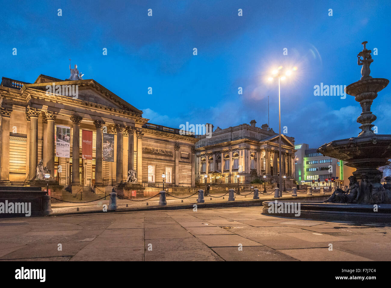 Der Walker Art Gallery (links) und ehemalige High Court in William Brown Street Liverpool in der Nacht beleuchtet. Stockfoto