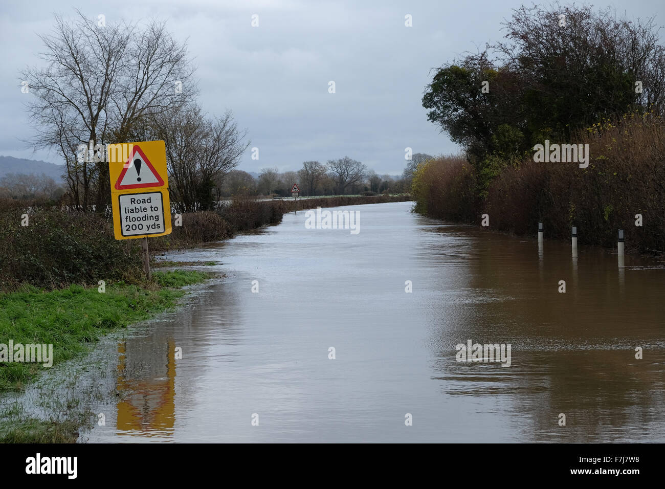 Letton, Herefordshire, England. 1. Dezember 2015. Die A438 Hauptstraße zwischen Hereford und Hay-on-Wye ist geschlossen wegen Überschwemmungen in der Nähe von Letton wegen Überschwemmungen nach dem Fluss Wye seinen Ufern Überschwemmungen lokale Felder entlang der Grenze zwischen England und Wales platzte. Stockfoto