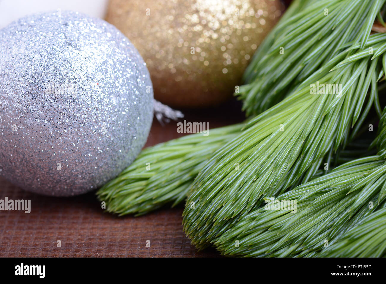 Weihnachtsbaum Zweig mit ball Stockfoto
