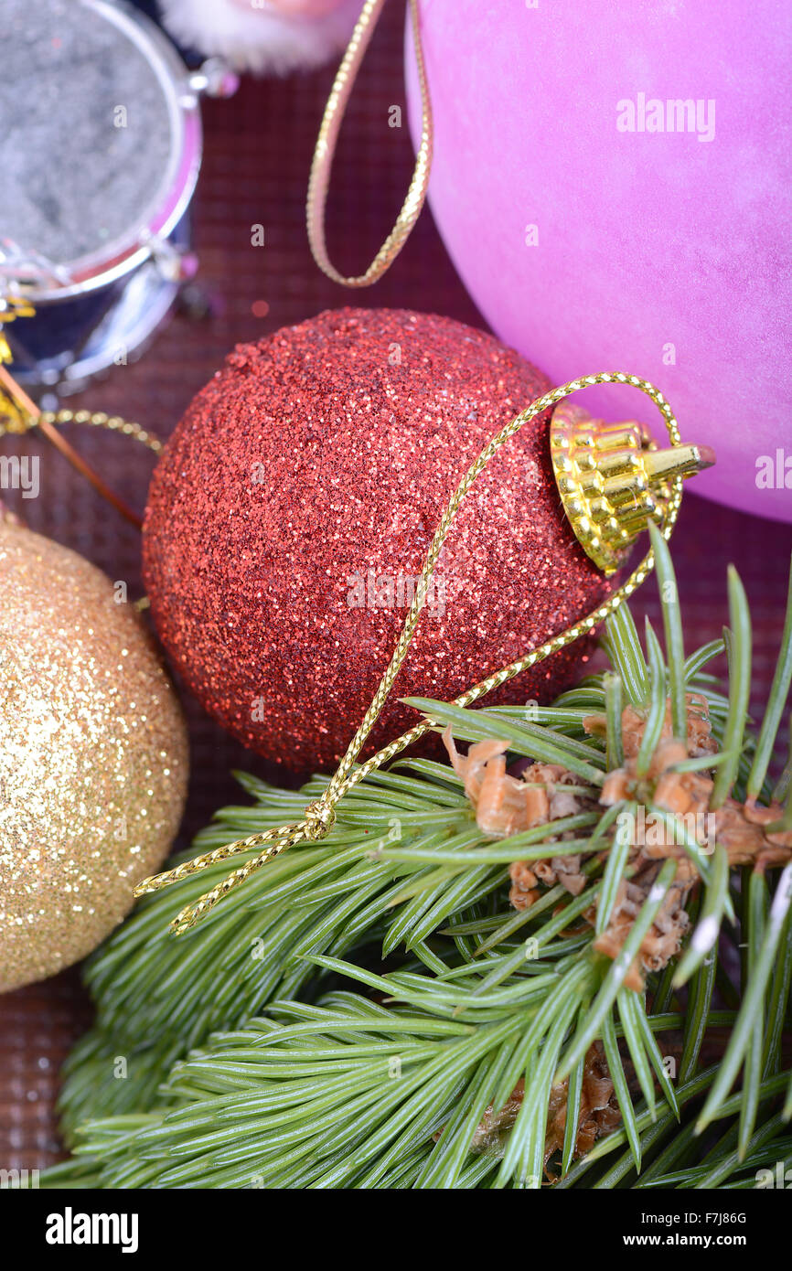 Weihnachtsbaum Zweig mit ball Stockfoto