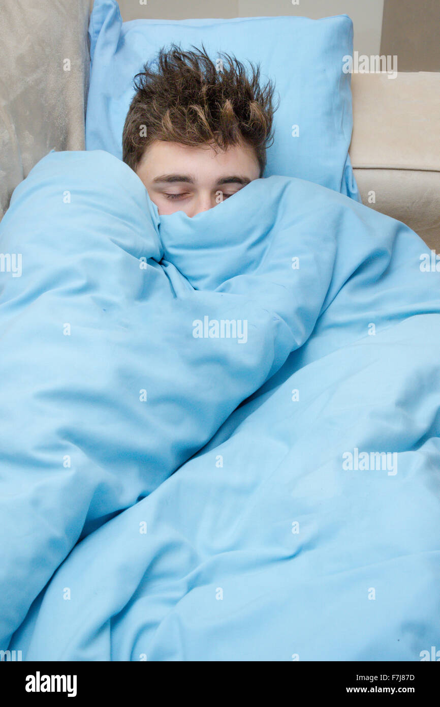 Krank oder müde Teenager eingeschlafen auf dem sofa Stockfoto