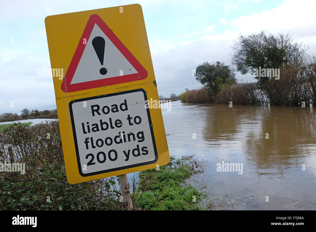In der Nähe von Letton, Herefordshire, England. 1. Dezember 2015. Die A438 Hauptstraße zwischen Hereford und Hay-on-Wye ist geschlossen wegen Überschwemmungen in der Nähe von Letton wegen Überschwemmungen nach dem Fluss Wye seinen Ufern Überschwemmungen lokale Felder entlang der Grenze zwischen England und Wales platzte. Stockfoto