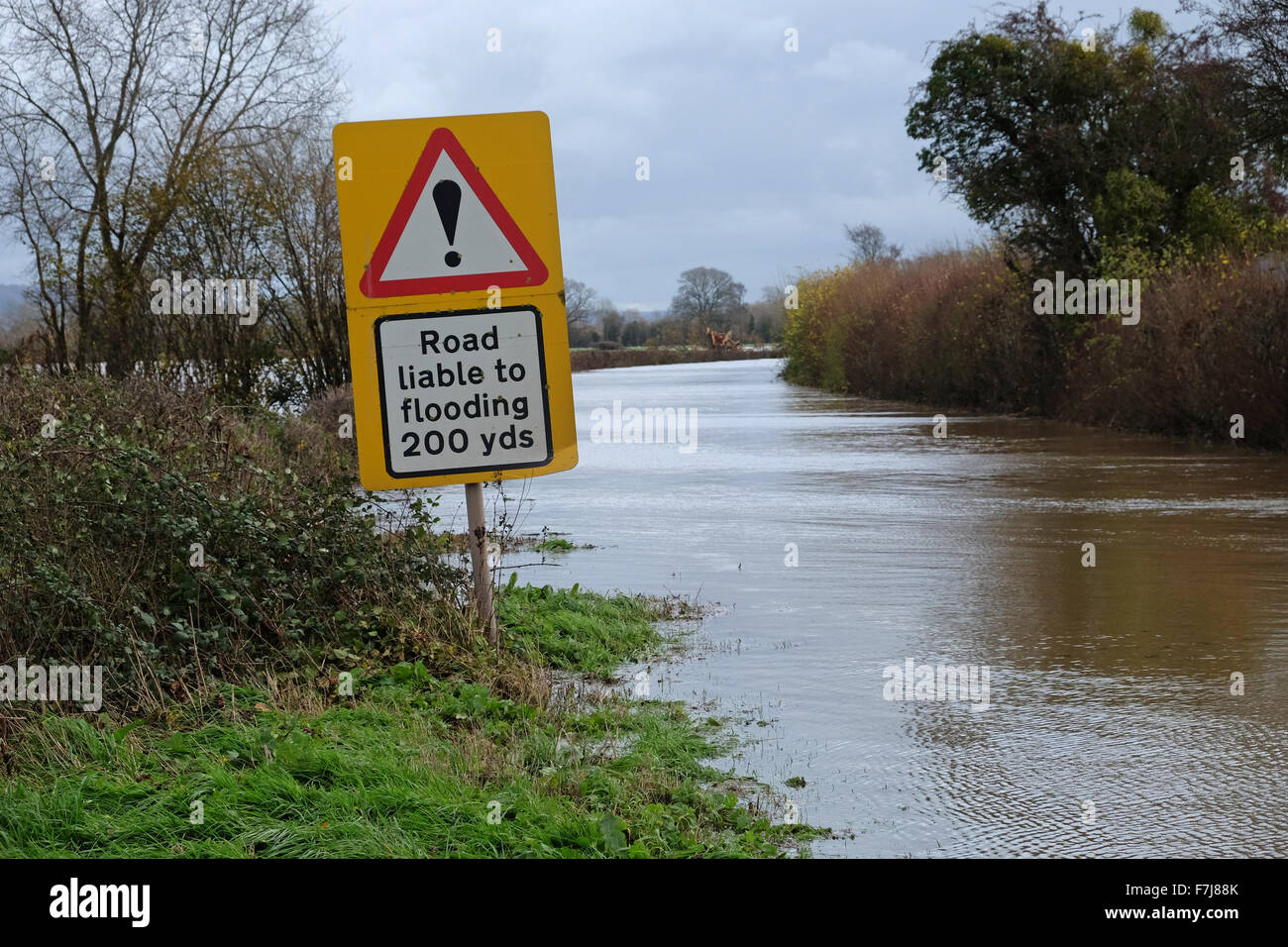 Letton, Herefordshire, England. 1. Dezember 2015. Die A438 Hauptstraße zwischen Hereford und Hay-on-Wye ist geschlossen wegen Überschwemmungen in der Nähe von Letton wegen Überschwemmungen nach dem Fluss Wye seinen Ufern Überschwemmungen lokale Felder entlang der Grenze zwischen England und Wales platzte. Stockfoto