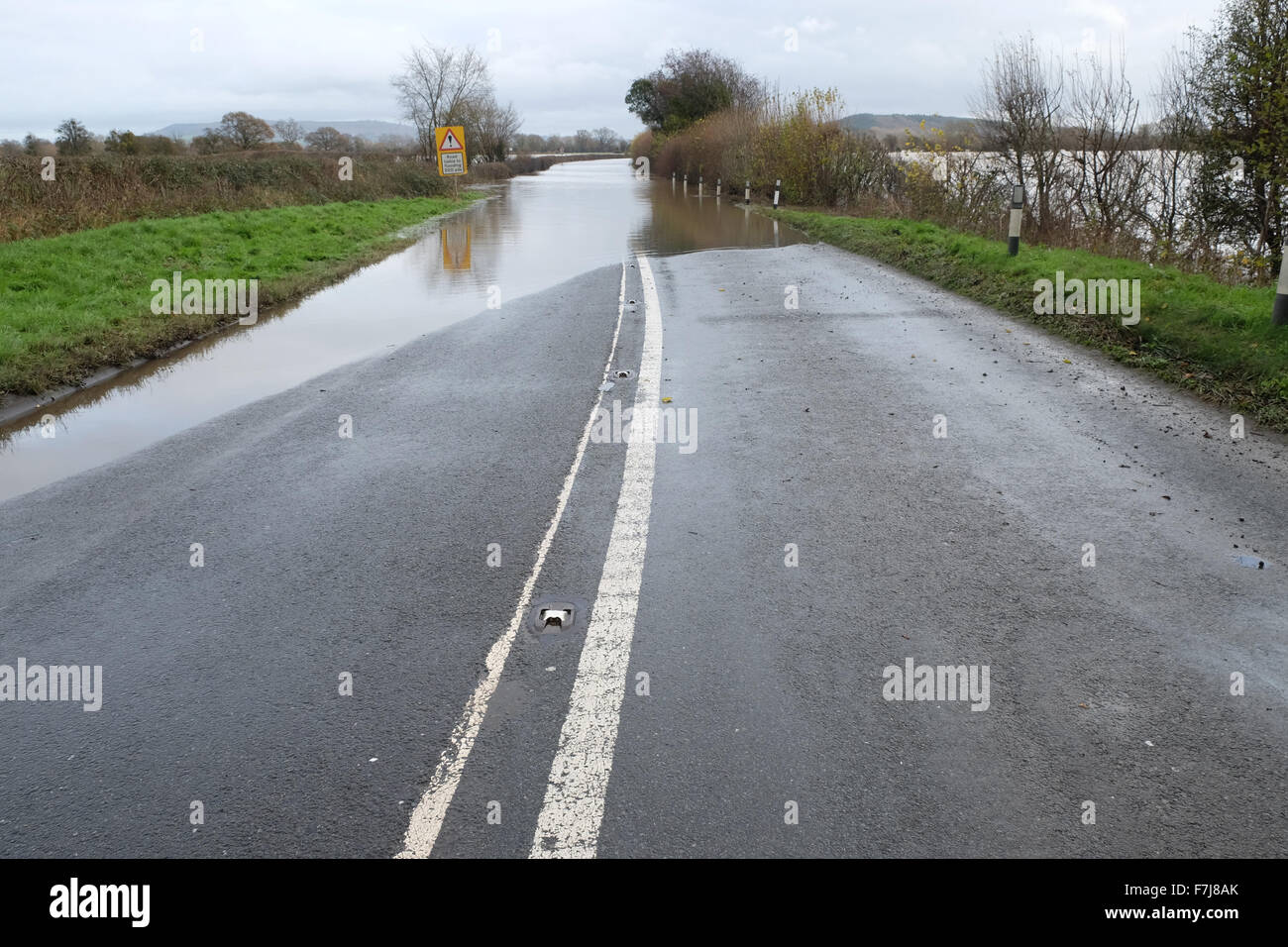 In der Nähe von Letton, Herefordshire, England. 1. Dezember 2015. Die A438 Hauptstraße zwischen Hereford und Hay-on-Wye ist geschlossen wegen Überschwemmungen in der Nähe von Letton wegen Überschwemmungen nach dem Fluss Wye seinen Ufern Überschwemmungen lokale Felder entlang der Grenze zwischen England und Wales platzte. Stockfoto