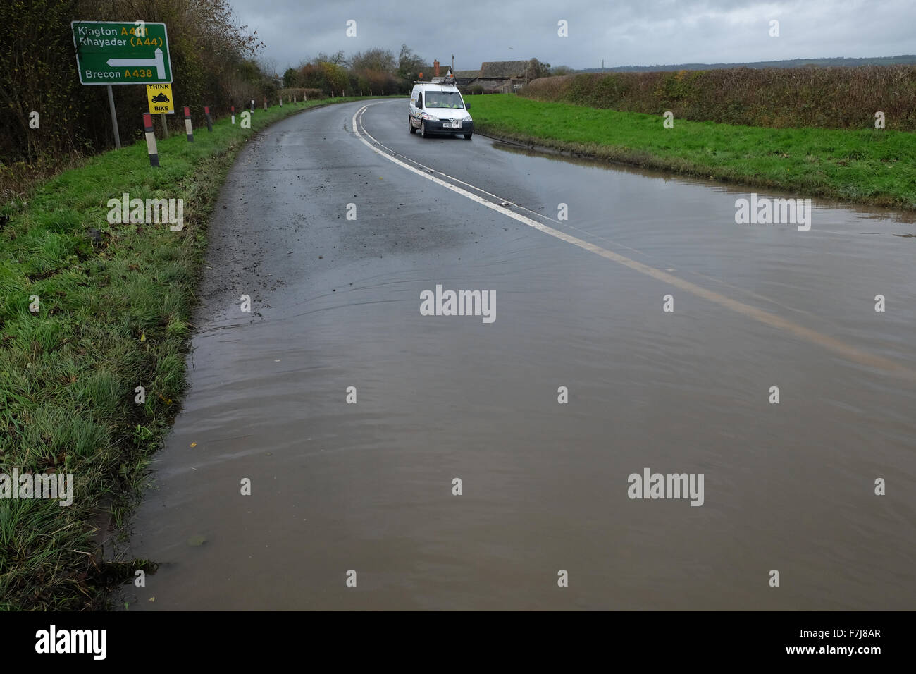 Letton, Herefordshire, England. 1. Dezember 2015. BT-Ingenieure finden ihren Weg wegen Überschwemmungen gesperrt.  Die A438 Hauptstraße zwischen Hereford und Hay-on-Wye ist geschlossen wegen Überschwemmungen in der Nähe von Letton wegen Überschwemmungen nach dem Fluss Wye seinen Ufern Überschwemmungen lokale Felder entlang der Grenze zwischen England und Wales platzte. Stockfoto