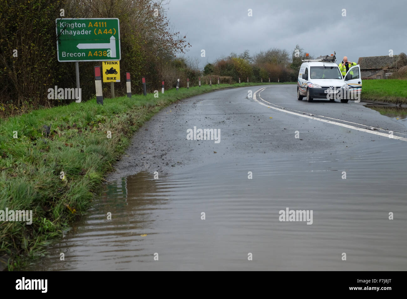 Letton, Herefordshire, England. 1. Dezember 2015. BT-Ingenieure finden ihren Weg wegen Überschwemmungen gesperrt.  Die A438 Hauptstraße zwischen Hereford und Hay-on-Wye war geschlossen wegen Überschwemmungen in der Nähe von Letton wegen Überschwemmungen nach dem Fluss Wye seinen Ufern Überschwemmungen lokale Felder entlang der Grenze zwischen England und Wales platzte. Stockfoto