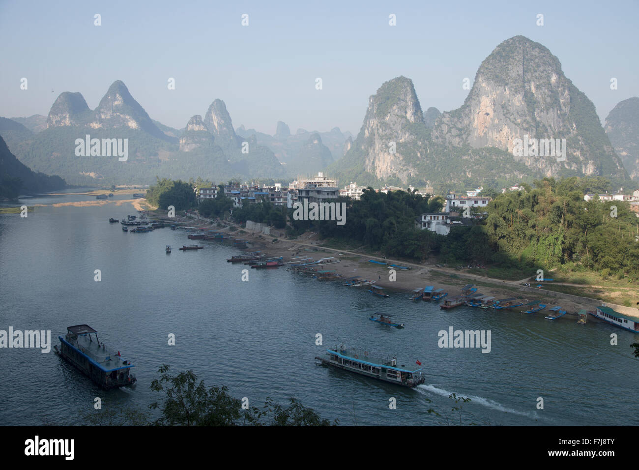 Ausflugsboote am Fluss Li an Xingping Guilin Region Guangxi, China LA008211 Stockfoto