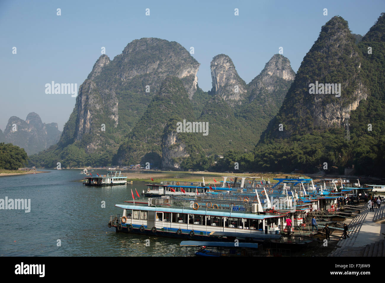 Ausflugsboote am Fluss Li an Xingping Guilin Region Guangxi, China LA008212 Stockfoto
