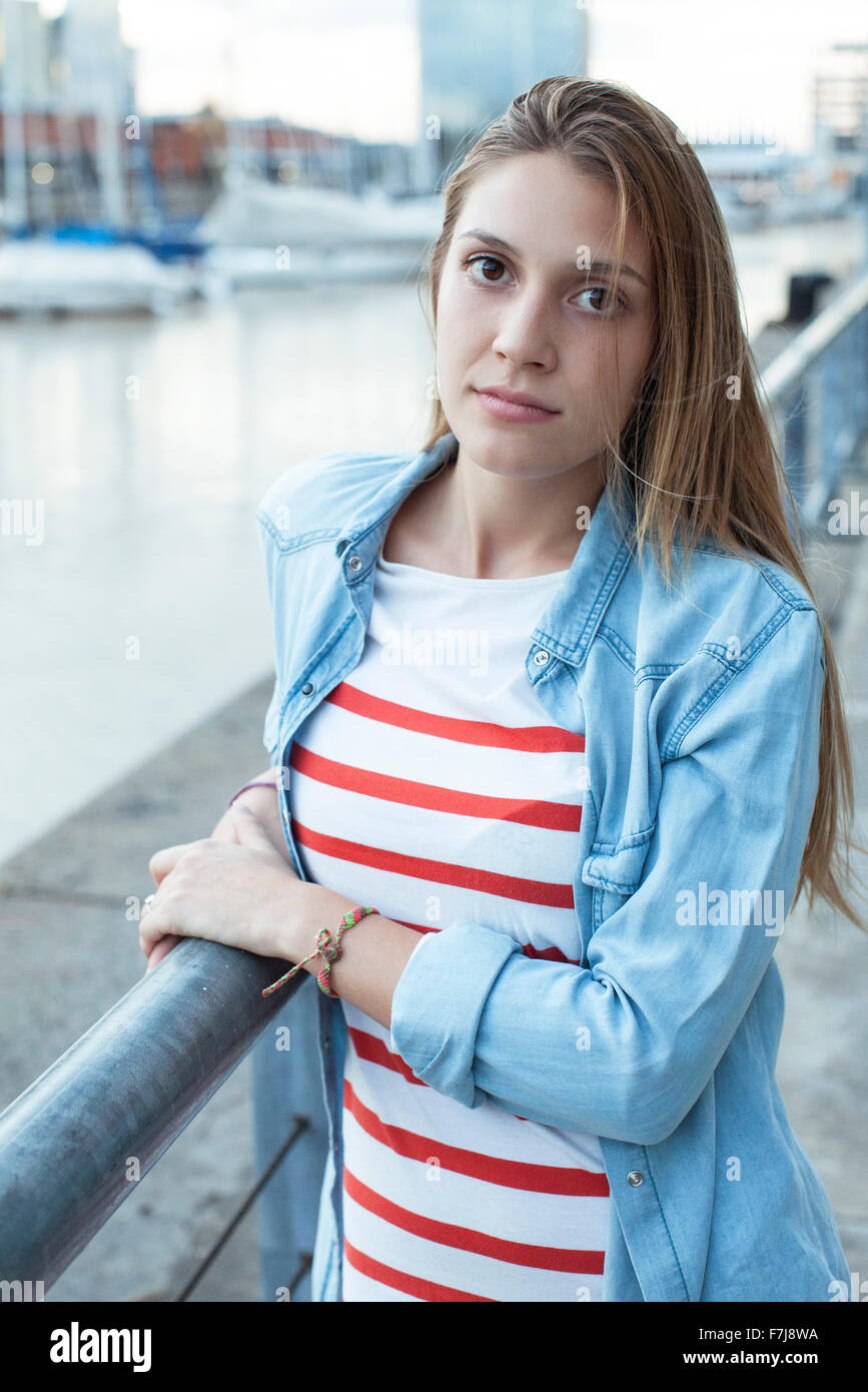 Junge Frau, die Reling gelehnt Porträt Stockfoto