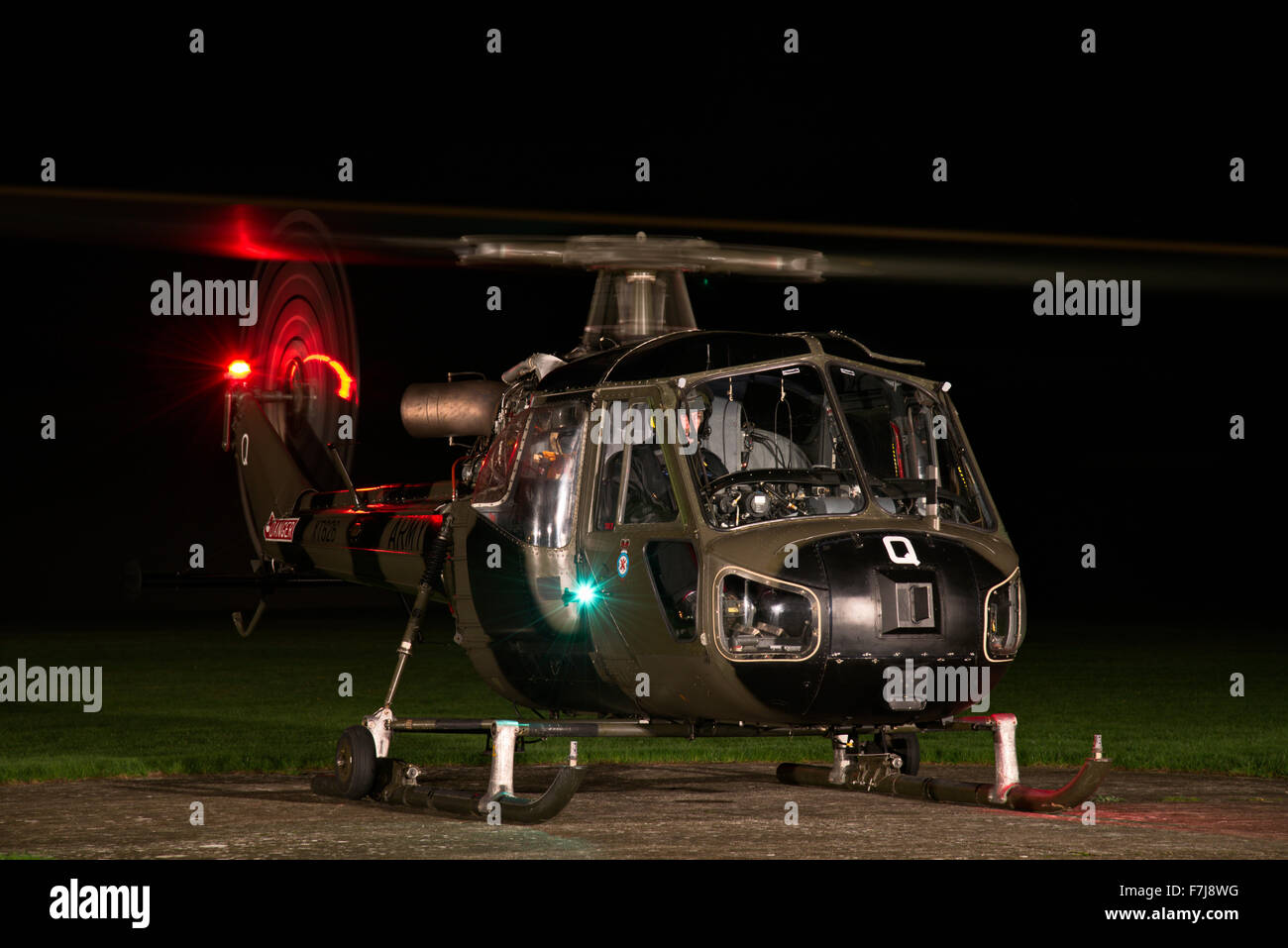 Vintage Westland Scout AH Mk1 Hubschrauber des historischen Flugzeug Flug Trust in der Nacht mit Rotoren spinning für ausziehen Stockfoto