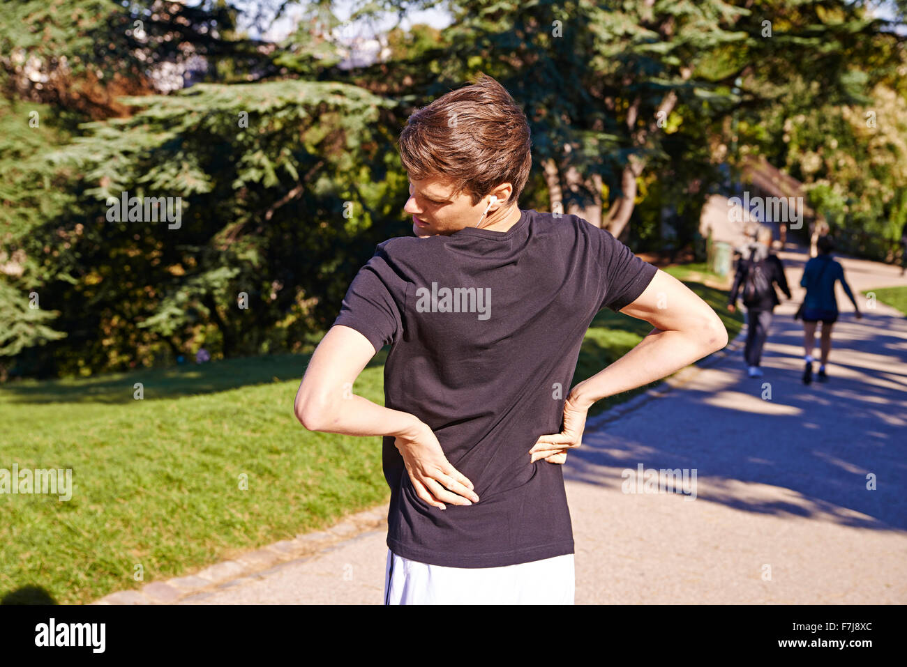 MANN MIT SCHMERZEN IM UNTEREN RÜCKEN Stockfoto