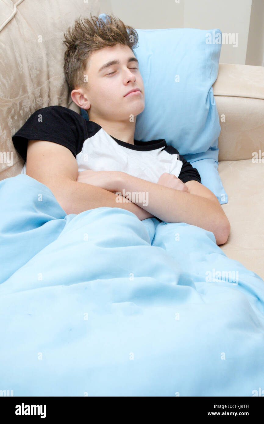 Krank oder müde Teenager eingeschlafen auf dem sofa Stockfoto
