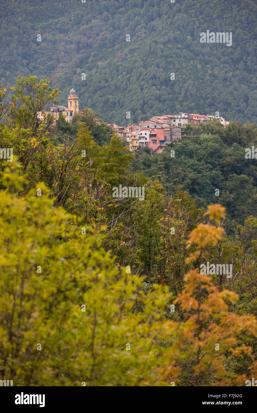 Altagnana Dorf im Rückblick in den toskanischen Bergen. Stockfoto