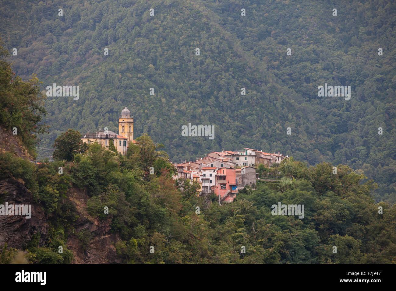 Altagnana Dorf im Rückblick in den toskanischen Bergen. Stockfoto