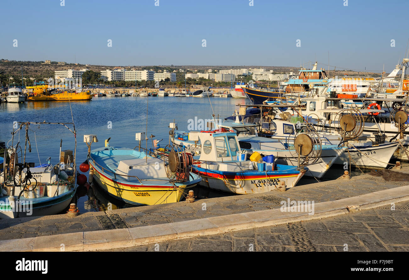 Boote und Yachten vor Anker in der Bucht Fischerei in Ayia Napa, Zypern Stockfoto