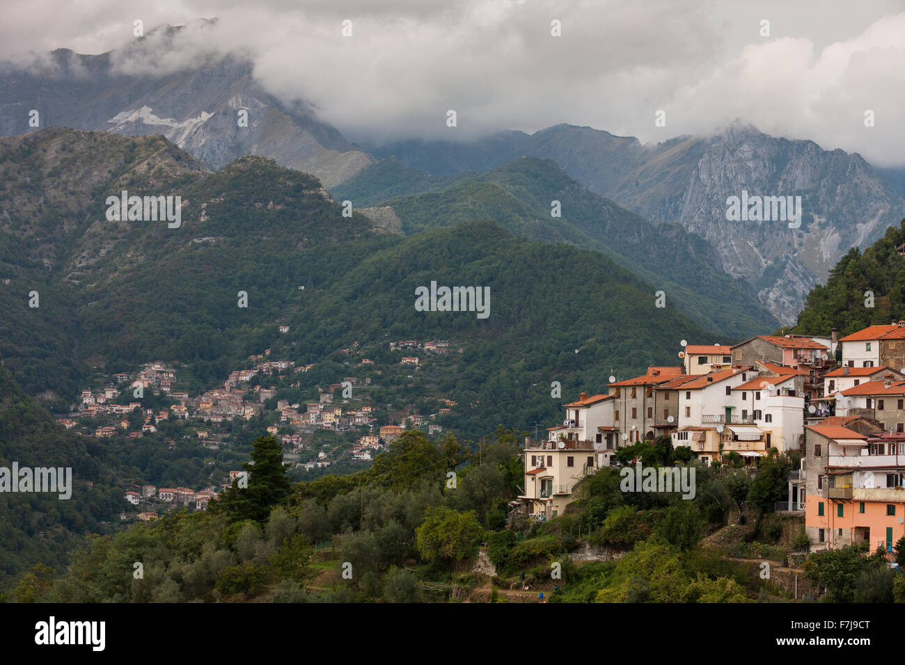 Altagnana Dorf im Rückblick in den toskanischen Bergen. Stockfoto