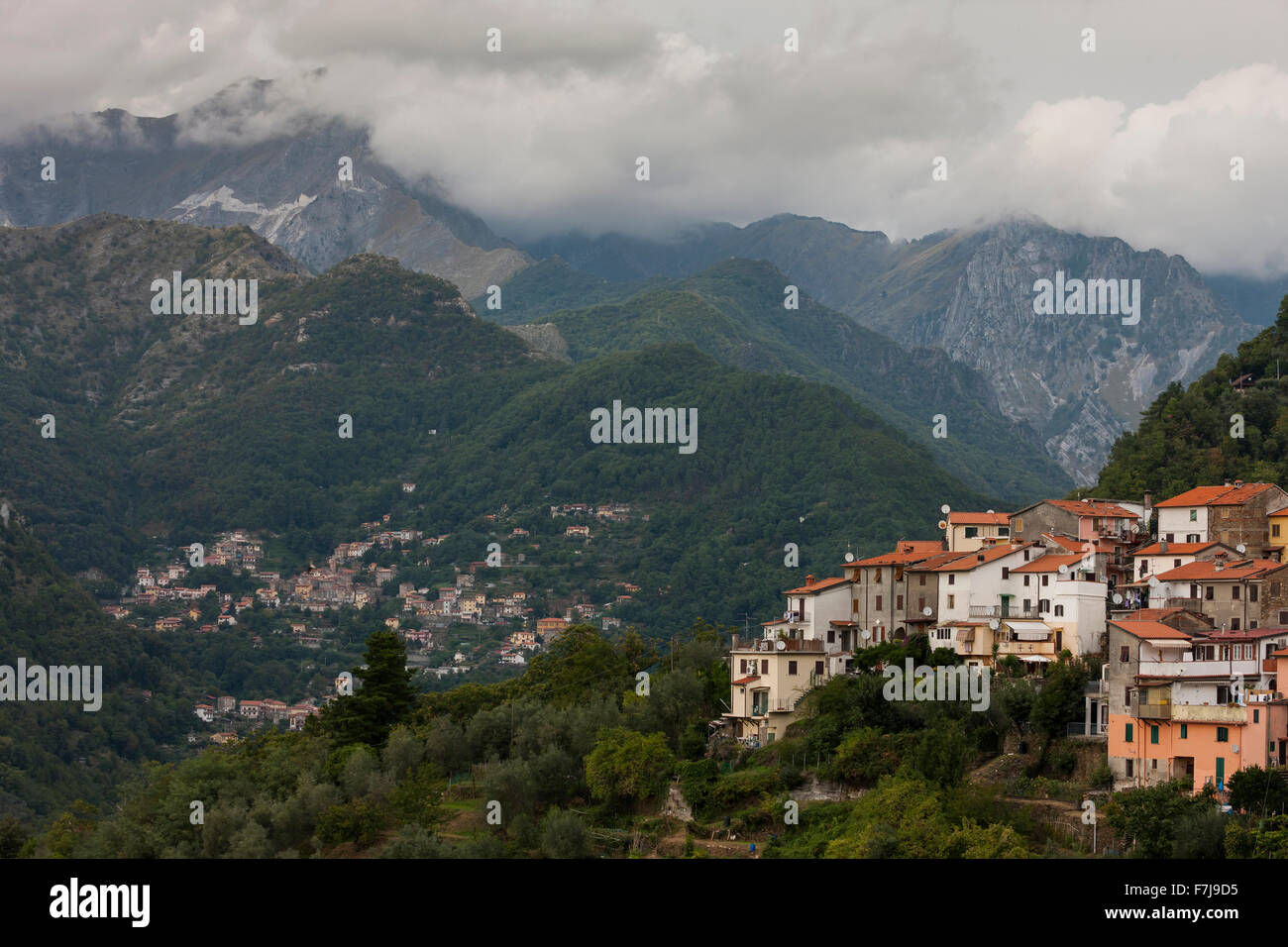 Altagnana Dorf im Rückblick in den toskanischen Bergen. Stockfoto