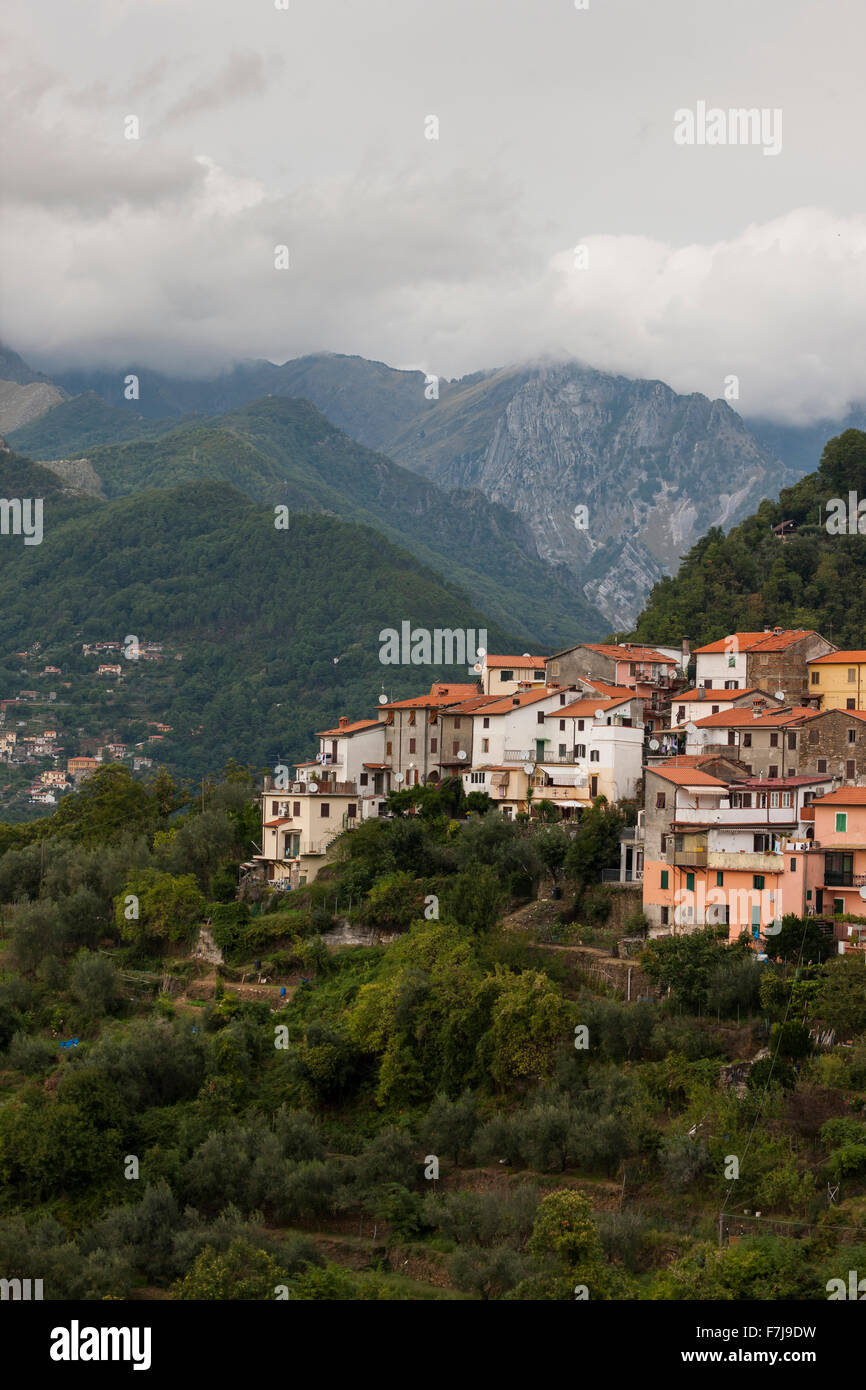 Altagnana Dorf im Rückblick in den toskanischen Bergen. Stockfoto