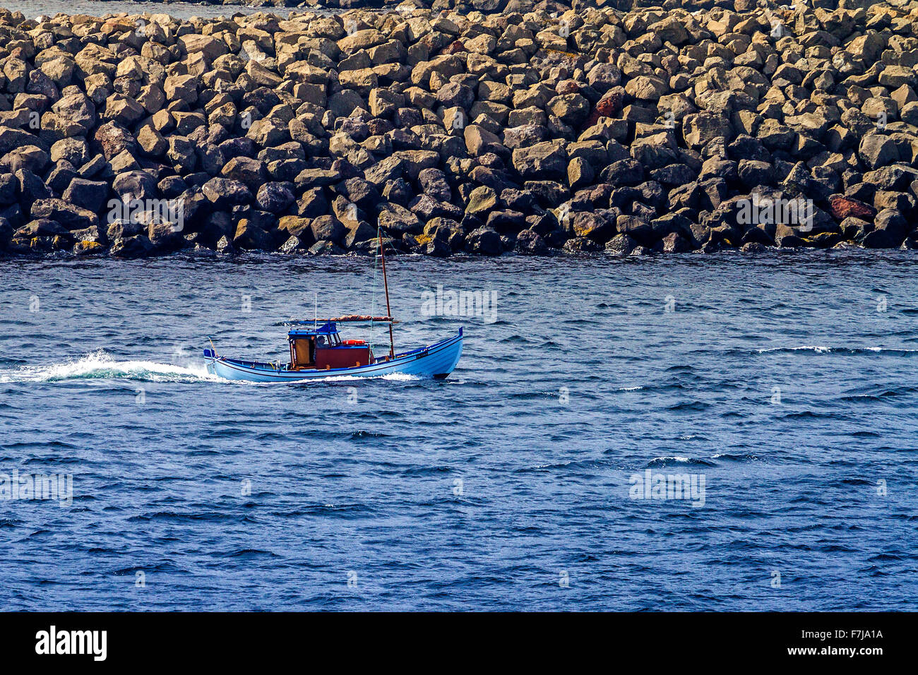 Kleiner Trawler, vorbei an steinernen Schranke Torshavn Färöer-Inseln Stockfoto