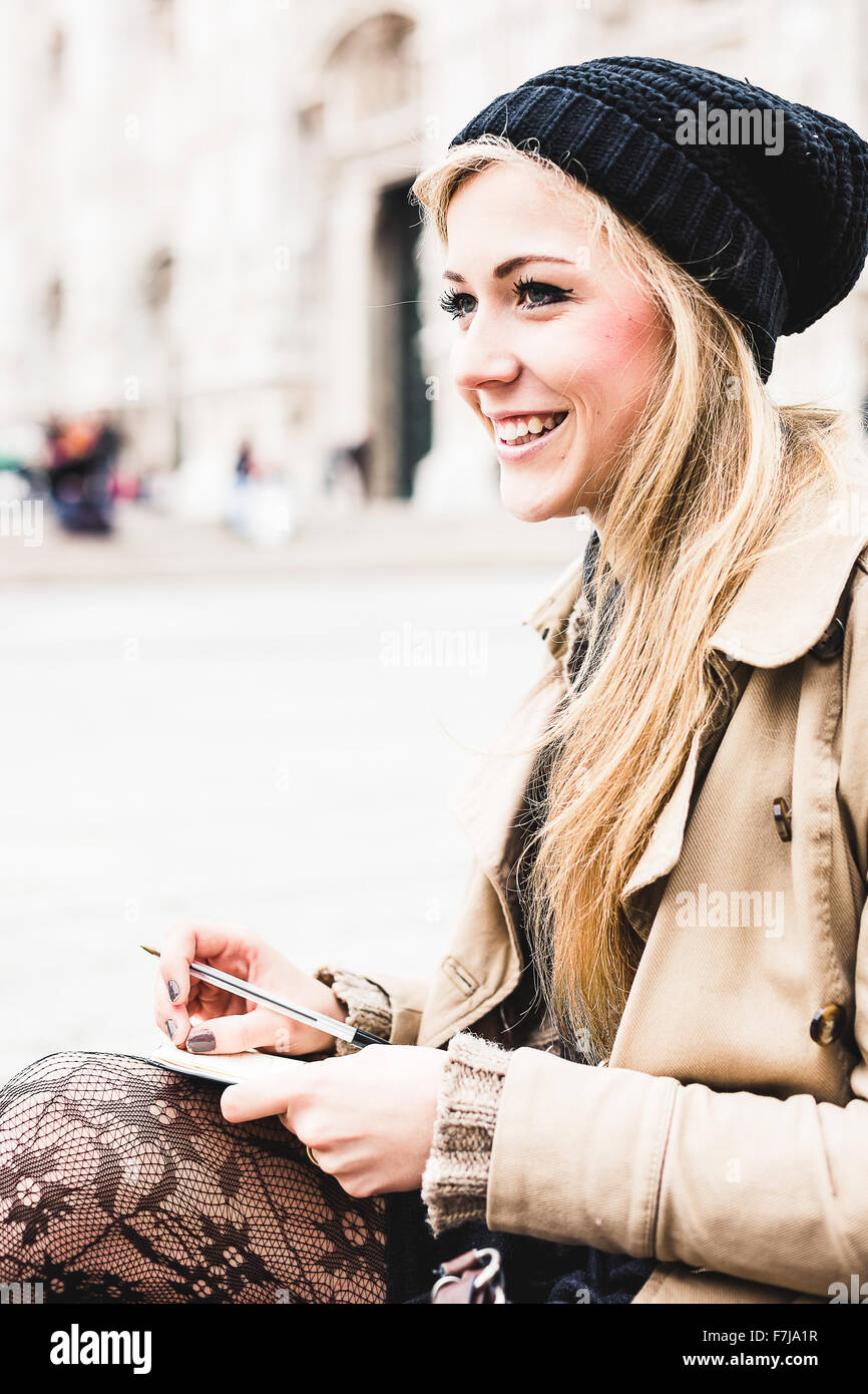 Bildnis einer blonden Frau Tagebuch zu schreiben Stockfoto