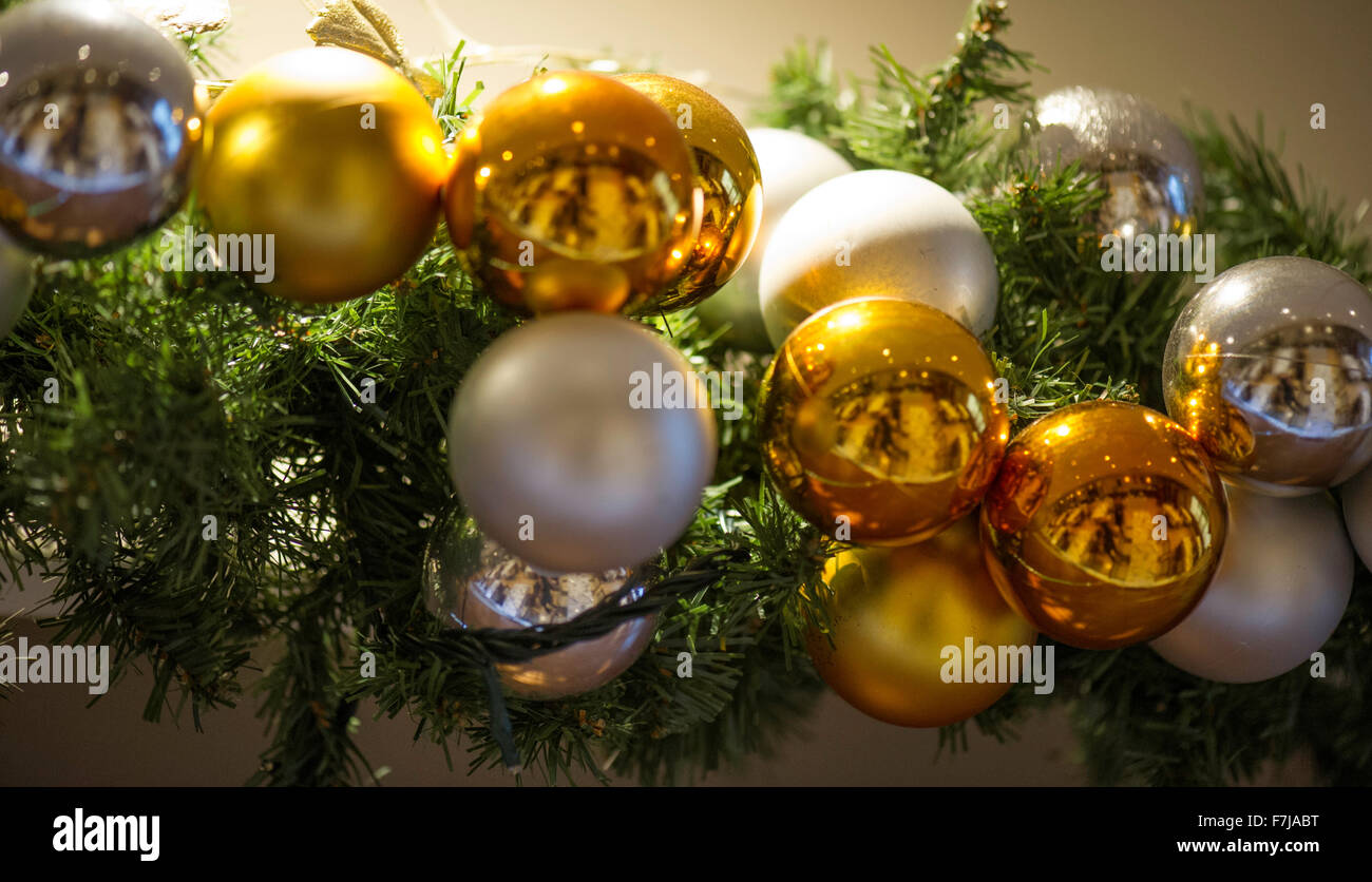 Weihnachtsbaum mit Dekorationen, verschwommen, unscharf Stockfoto