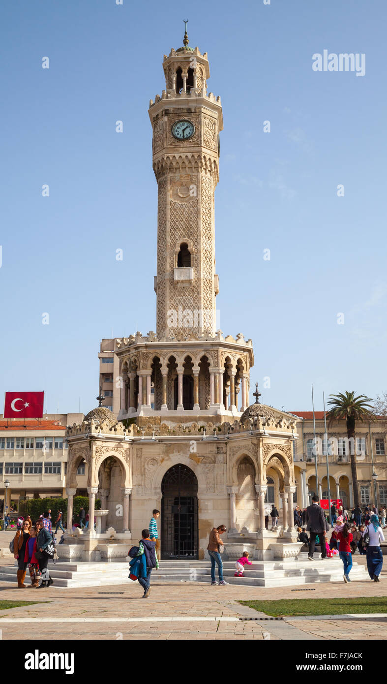 Izmir, Türkei – 5. Februar 2015: Konak Square historischen Uhrturm, Symbol der Stadt Izmir mit gewöhnlichen Menschen zu Fuß Stockfoto